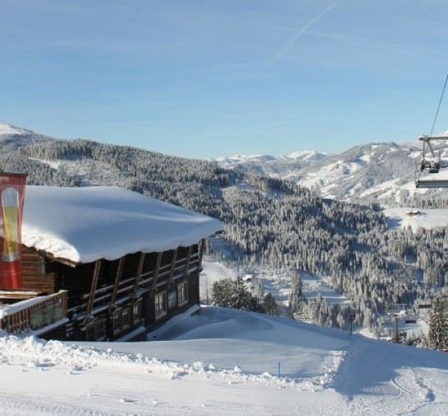 Die Bifang Alm ist ein gemütlicher Treffpunkt beim Skifahren und Rodeln in Altenmarkt